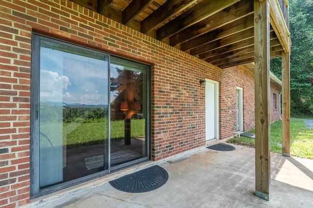 Sliding door onto the lower patio