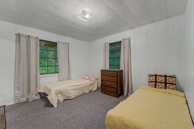 Room with two twin beds