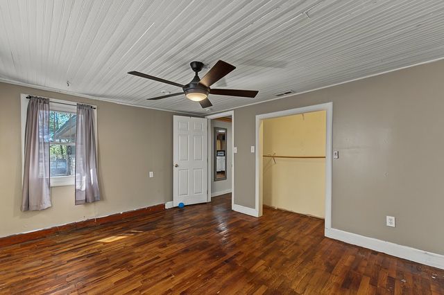 Room with a closet and ceiling fan
